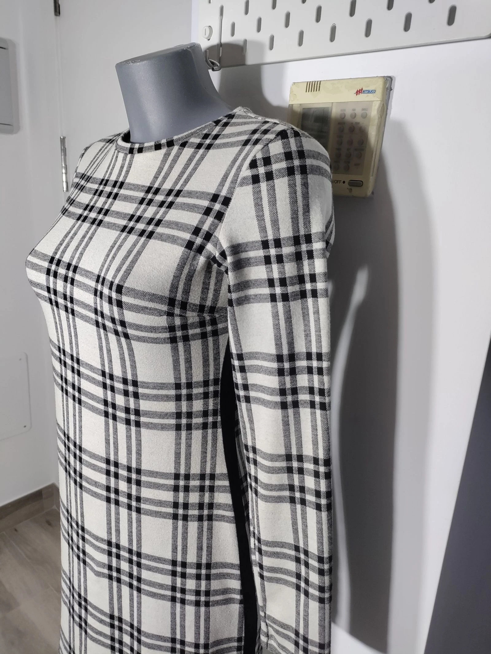 Vestido cuadros blanco y negro Bershka manga larga – Talla S – photo 2